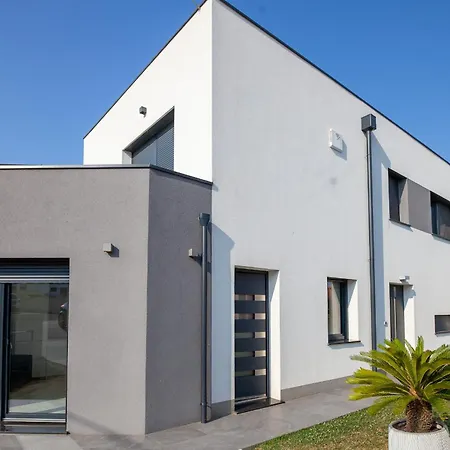 度假居 Modern Grey Harmony Retreat