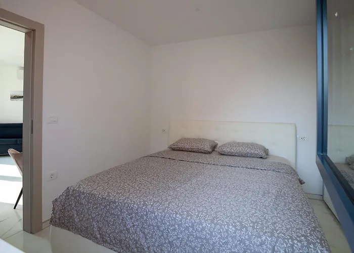 Modern Grey Harmony Retreat 度假居 Bertoki